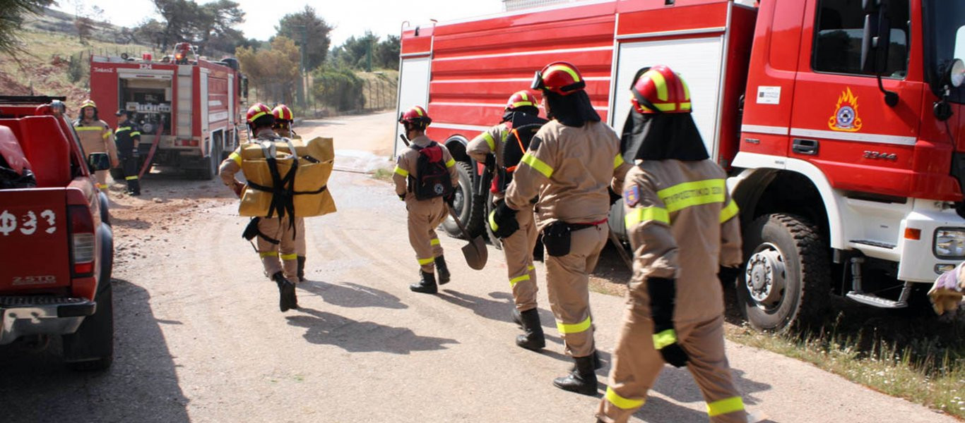 Υπό έλεγχο η πυρκαγιά που εκδηλώθηκε έξω από την ΕΥΔΑΠ στο Γαλάτσι (φωτό)